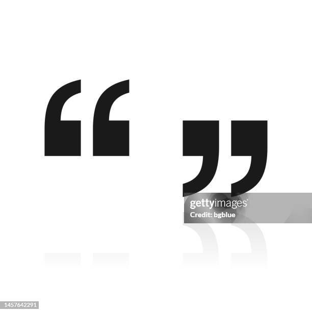 anführungszeichen. symbol mit reflexion auf weißem hintergrund - komma stock-grafiken, -clipart, -cartoons und -symbole