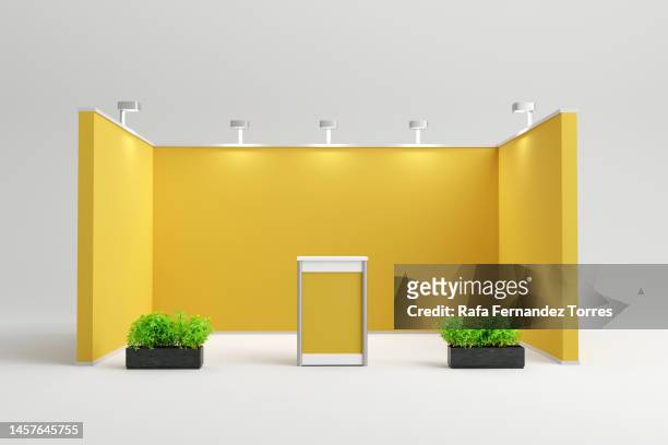 standard exhibition stand with spotlights with yellow blank panels, advertising stand. 3d render - booth foto e immagini stock