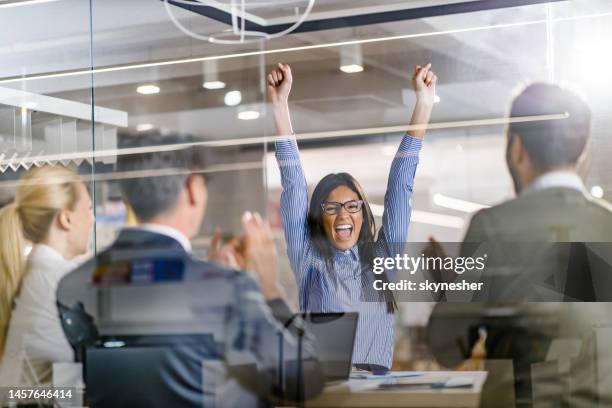 fröhliche kandidatin feiert einen job auf einem interview im büro. - arbeitssuche stock-fotos und bilder