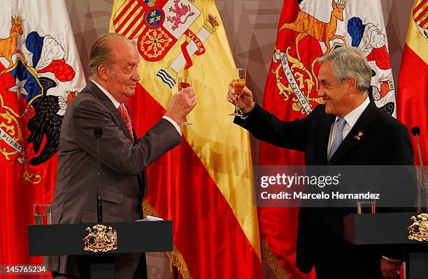 King Juan Carlos of Spain and the President of Chile Sebastián Piñera toast during the visit to the Presidential Palace on June 5, 2012 in Santiago,...