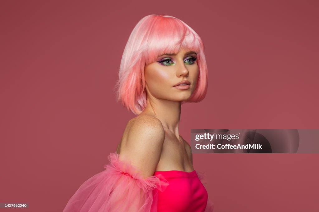 Schöne Frau mit rosa Haaren