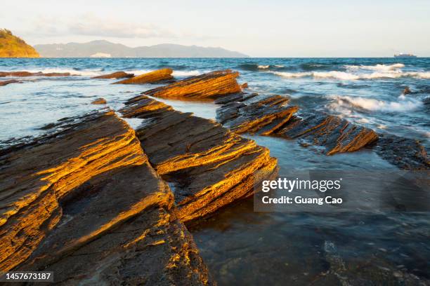 sedimentary rocks  on tung ping chau island - hongkong geopark stock-fotos und bilder