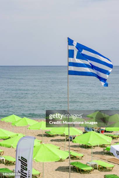 griechische flagge am strand von vatania in rethymnon auf kreta, griechenland - rethymnon town stock-fotos und bilder