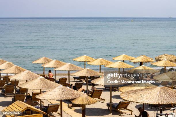 stadtstrand in rethymnon auf kreta, griechenland - rethymnon town stock-fotos und bilder