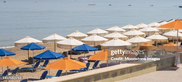 stadtstrand in rethymnon auf kreta, griechenland - rethymnon town stock-fotos und bilder