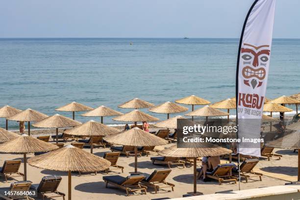 stadtstrand in rethymnon auf kreta, griechenland - rethymnon town stock-fotos und bilder