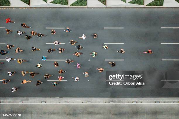 una persona che guida la maratona - gara sportiva foto e immagini stock