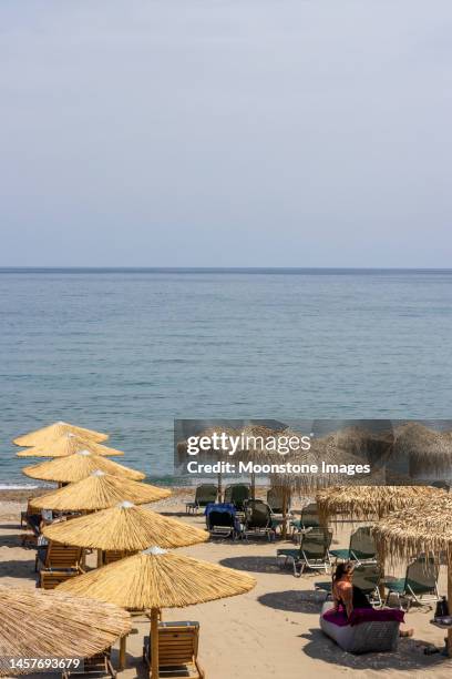 stadtstrand in rethymnon auf kreta, griechenland - rethymnon town stock-fotos und bilder