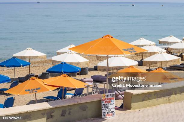 orange pub sonnenliegen mieten am stadtstrand von rethymnon auf kreta, griechenland - rethymnon town stock-fotos und bilder