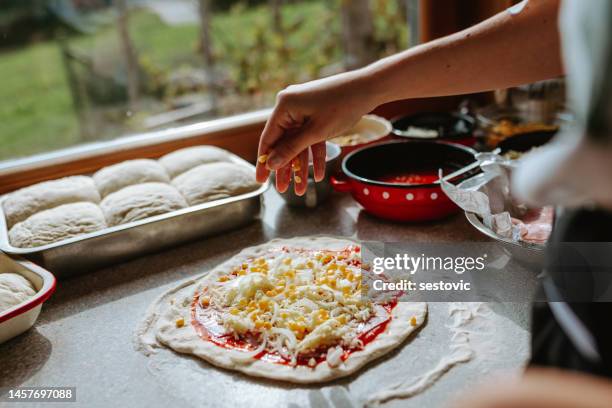 frau, die original italienische pizza zu hause macht - dough photo stock-fotos und bilder