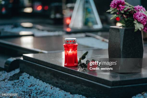 homme dans le cimetière - funeral stock photos et images de collection