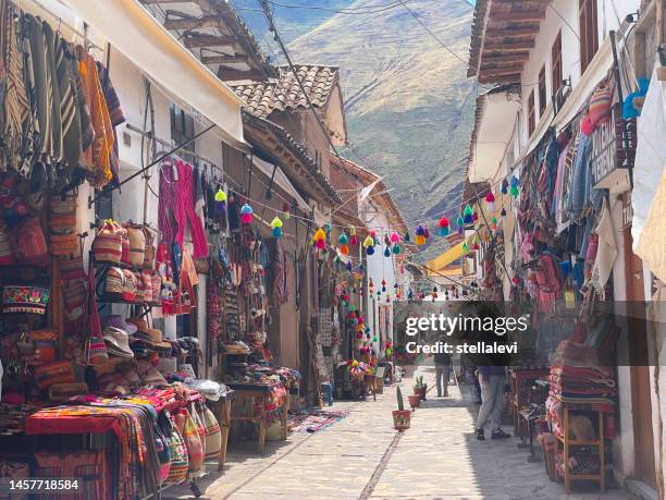 touristic street in pisac, sacred valley, peru - pisac imagens e fotografias de stock