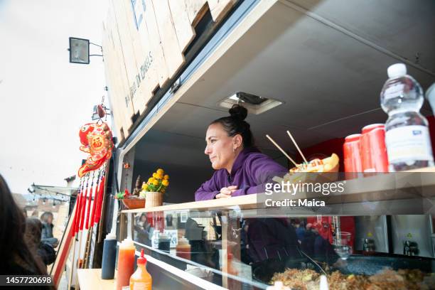chef serving thai food on the street - food truck street stock pictures, royalty-free photos & images