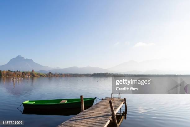 lake hopfen with a jetty and alp mountains (allgäu/ bavaria/ germany) - bavarian alps stock-fotos und bilder