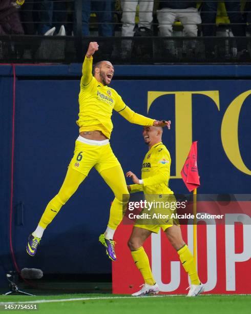 Etienne Capoue of Villareal FC celebrates scoring his side's first goal during the Copa del Rey Round of 16 match between Villarreal CF and Real...