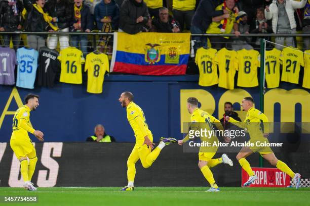 Etienne Capoue of Villareal FC celebrates scoring his side's first goal during the Copa del Rey Round of 16 match between Villarreal CF and Real...