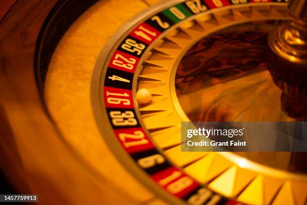 close up roulette wheel - bet bet photos et images de collection