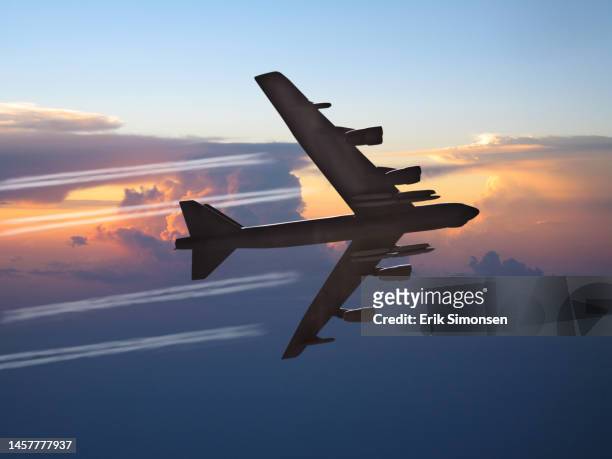 a usaf b-52h stratofortress carrying agm-86 air launched cruise missiles (alcm) - bomber imagens e fotografias de stock