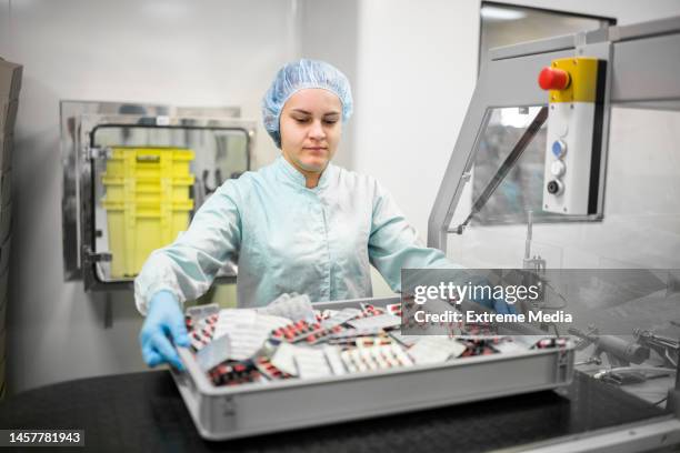 pharmaceutical industry worker in action - farmaceutische-fabriek stockfoto's en -beelden
