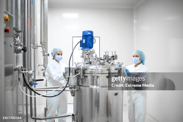 producción farmacéutica: de la mezcla a la producción - fábrica farmacéutica fotografías e imágenes de stock