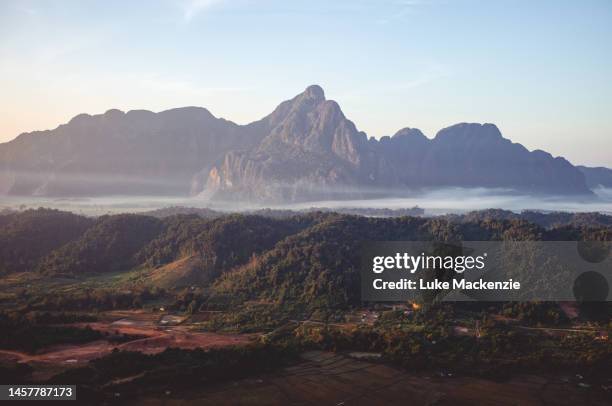 mountain range vang vieng - vang vieng balloon stock pictures, royalty-free photos & images