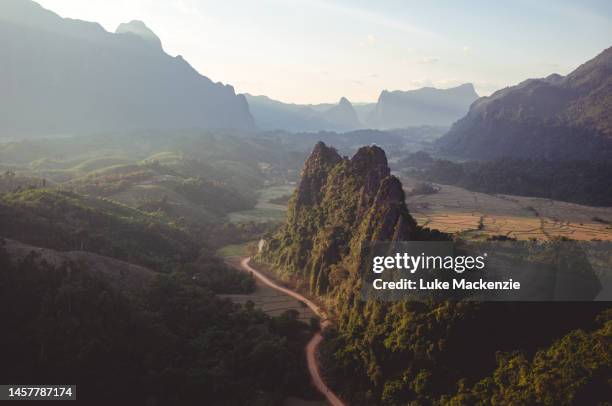 nam xay viewpoint - vang vieng stock-fotos und bilder