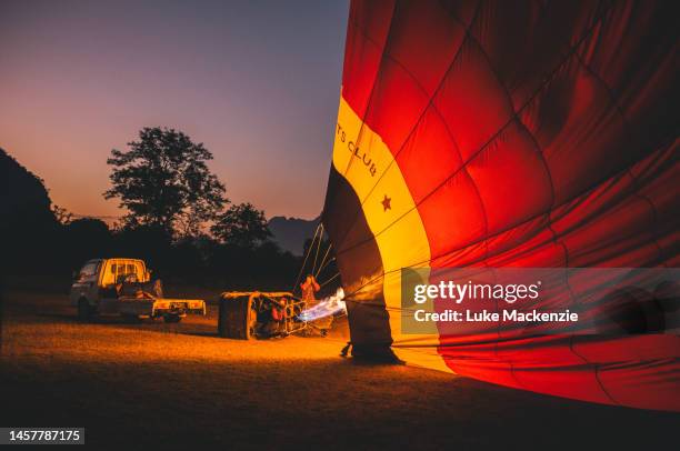 hot air balloon - vang vieng balloon stockfoto's en -beelden