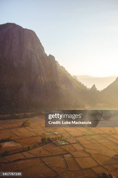 sunrise above vang vieng - vang vieng balloon stockfoto's en -beelden