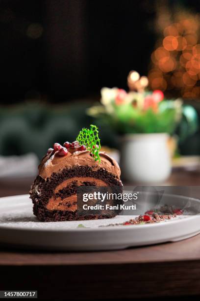 weihnachtsbaumstamm, weihnachtsbaumstamm, tronchetto di natale italienisches weihnachtsdessert - bûche de noël stock-fotos und bilder