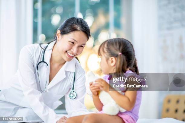 bambina ad un check-up - asian male smiling foto e immagini stock