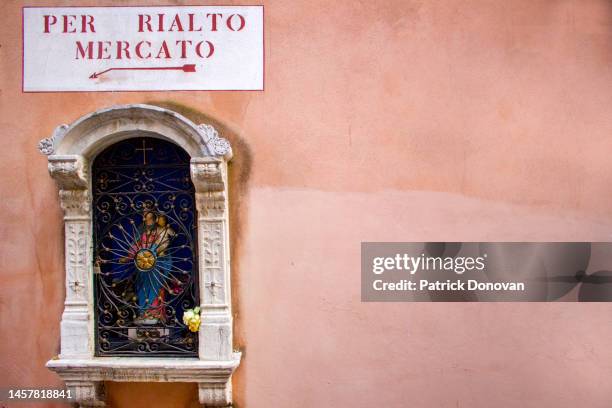 shrine and sign for rialto market, venice, italy - patrick wall stock pictures, royalty-free photos & images