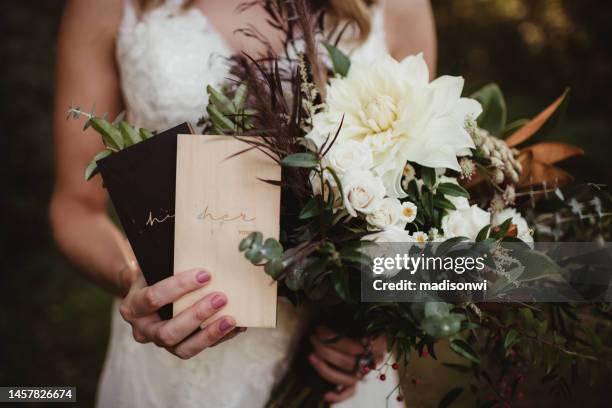 libri di voto a un matrimonio - wedding vows foto e immagini stock