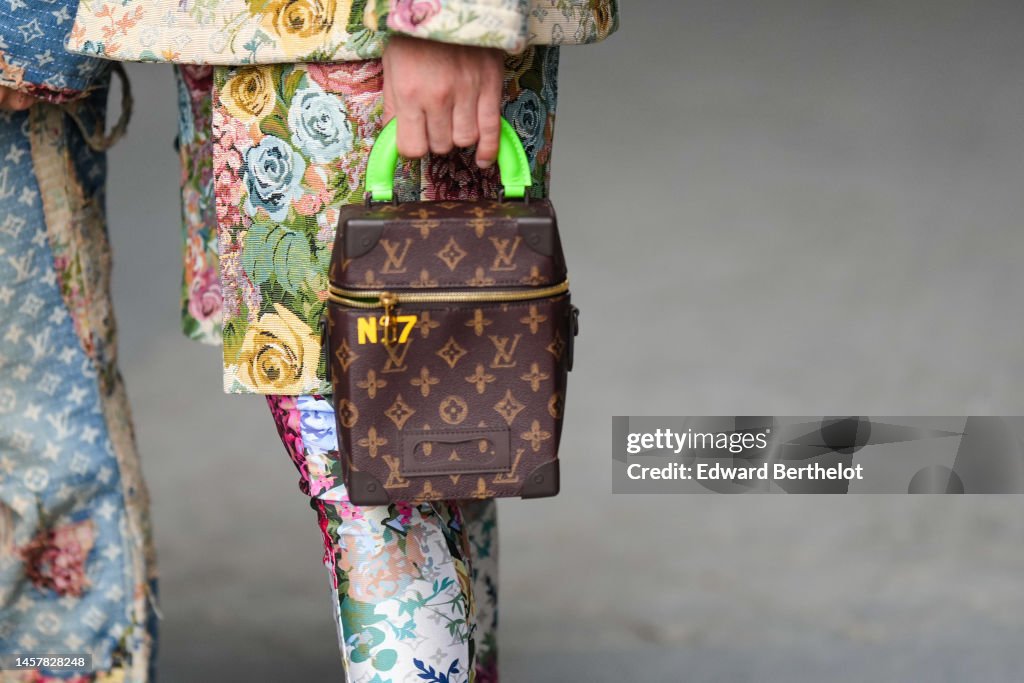 Street Style - Paris Fashion Week - Menswear Fall-Winter 2023-2024 : Day Three