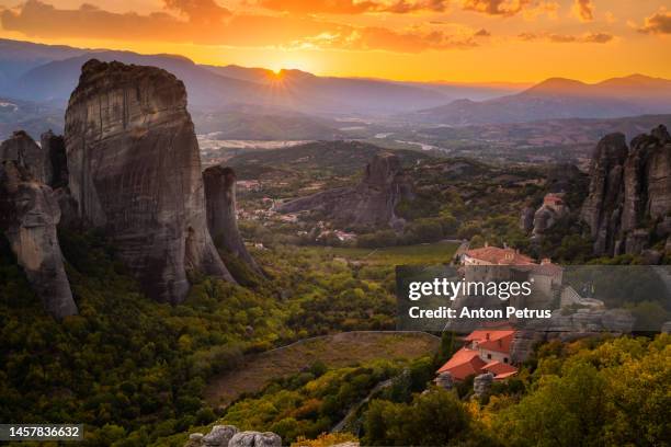 mountain monastery meteora at sunset, greece. - meteora stockfoto's en -beelden