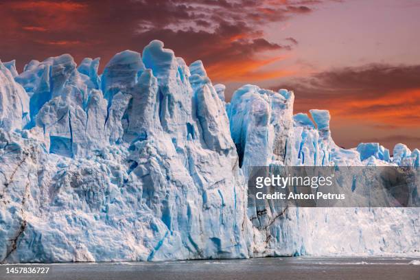 glacier perito moreno national park at sunset. argentina, patagonia - el calafate stockfoto's en -beelden