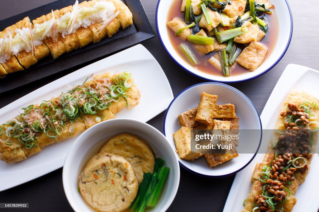 Gebratener Tofu und Komatsuna, gebratener Bohnenquark in Suppenbrühe, frittierter Tofu mit Sesampaste und gebratener Tofu aus der Präfektur Tochigi