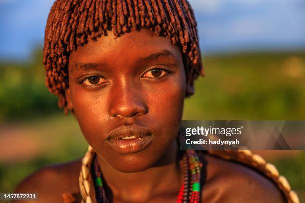 jeune femme de hamer, vallée d’omo, ethiopie, afrique - hamar photos et images de collection