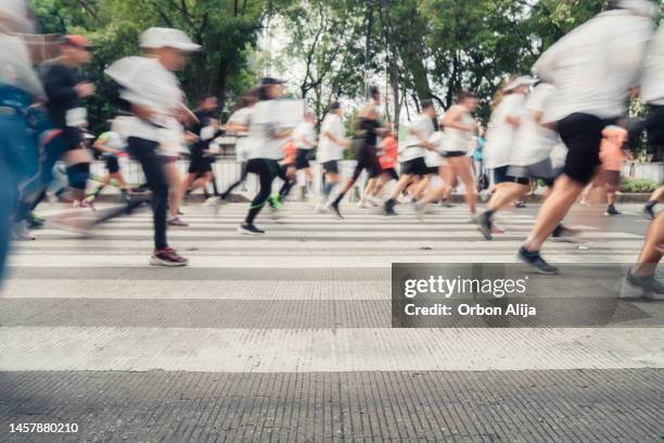 marathon runners in mexico city - marathon stockfoto's en -beelden