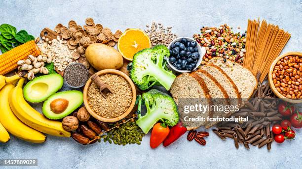 grupo de alimentos con alto contenido de fibra dietética dispuestos uno al lado del otro - vegan fotografías e imágenes de stock