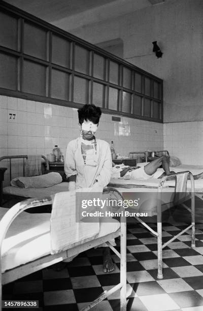 Enfants et adultes vietnamiens hospitalisés qui ont été gravement blessés pendant la guerre du Vietnam.