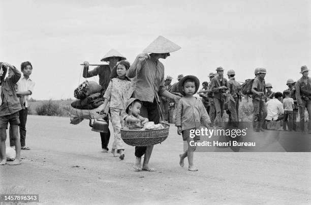 15kms au sud de Quang Tri, les soldats sud-vietnamiens essaient de tenir sous le feu communiste, tandis que des nombreux réfugiés fuient Quang Tri...