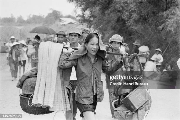 15kms au sud de Quang Tri, les soldats sud-vietnamiens essaient de tenir sous le feu communiste, tandis que des nombreux réfugiés fuient Quang Tri...