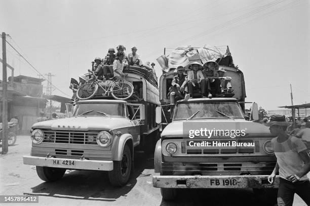 15kms au sud de Quang Tri, les soldats sud-vietnamiens essaient de tenir sous le feu communiste, tandis que des nombreux réfugiés fuient Quang Tri...