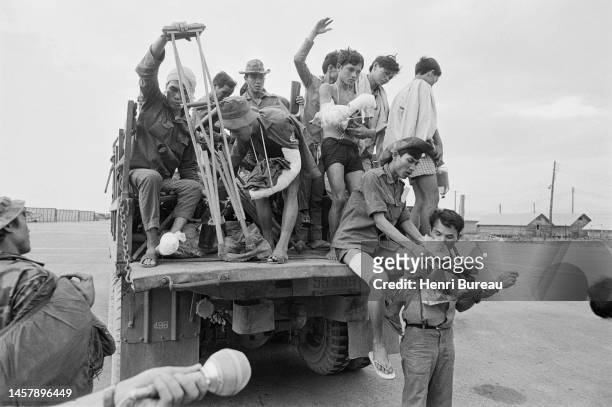 15kms au sud de Quang Tri, les soldats sud-vietnamiens essaient de tenir sous le feu communiste, tandis que des nombreux réfugiés fuient Quang Tri...