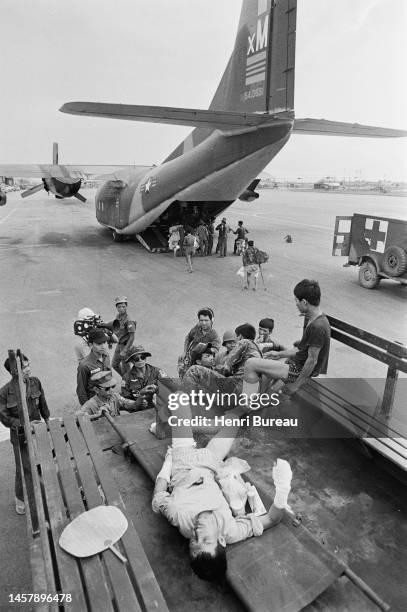 Evacuation de Sud-Vietnamiens blessés sur l'aérodrome de Phu Bai, dans la région de Hue.