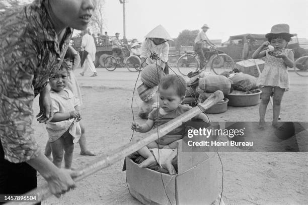 15kms au sud de Quang Tri, les soldats sud-vietnamiens essaient de tenir sous le feu communiste, tandis que des nombreux réfugiés fuient Quang Tri...