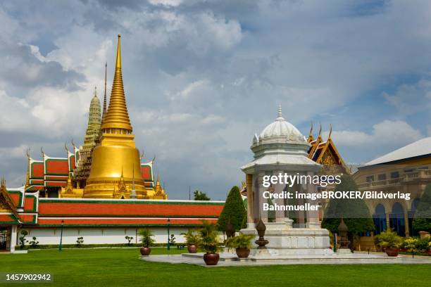 phra siratana chedi, gold-plated, reliquary, wat phra kaeo, old royal palace, temple of the emerald buddha, bangkok, thailand - ko ratanakosin stock pictures, royalty-free photos & images