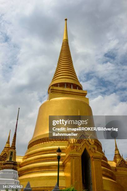 phra pyrausta (moth) (rattana) chedi, wat phra kaeo, old royal palace, temple of the emerald buddha, bangkok, thailand - ko ratanakosin stock pictures, royalty-free photos & images