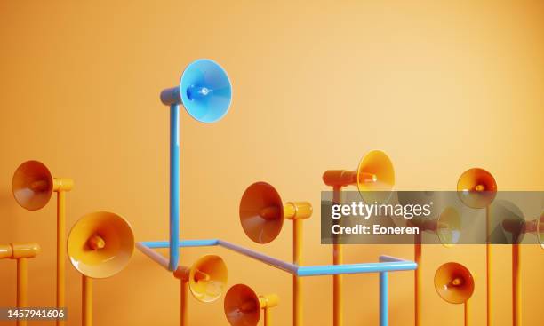 megafono di colore blu che si distingue dalla folla - marketing communication foto e immagini stock