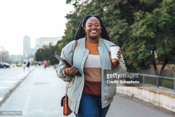 schöne geschäftsfrau pendelt in der stadt - curvy black women stock-fotos und bilder